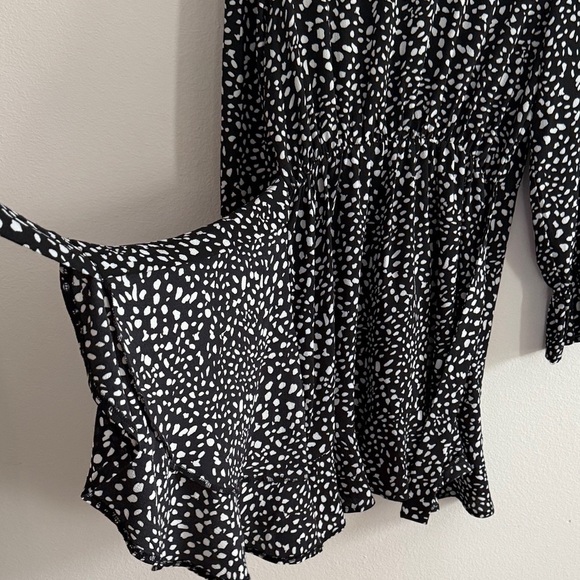 Chic Black and White Long Sleeve Dress - Picture 7 of 8